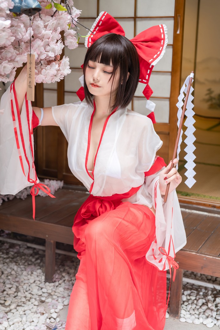 Coser@蜜汁猫裘 VOL.035 透明巫女姐姐 正片＋自拍 [61P-702M]预览图