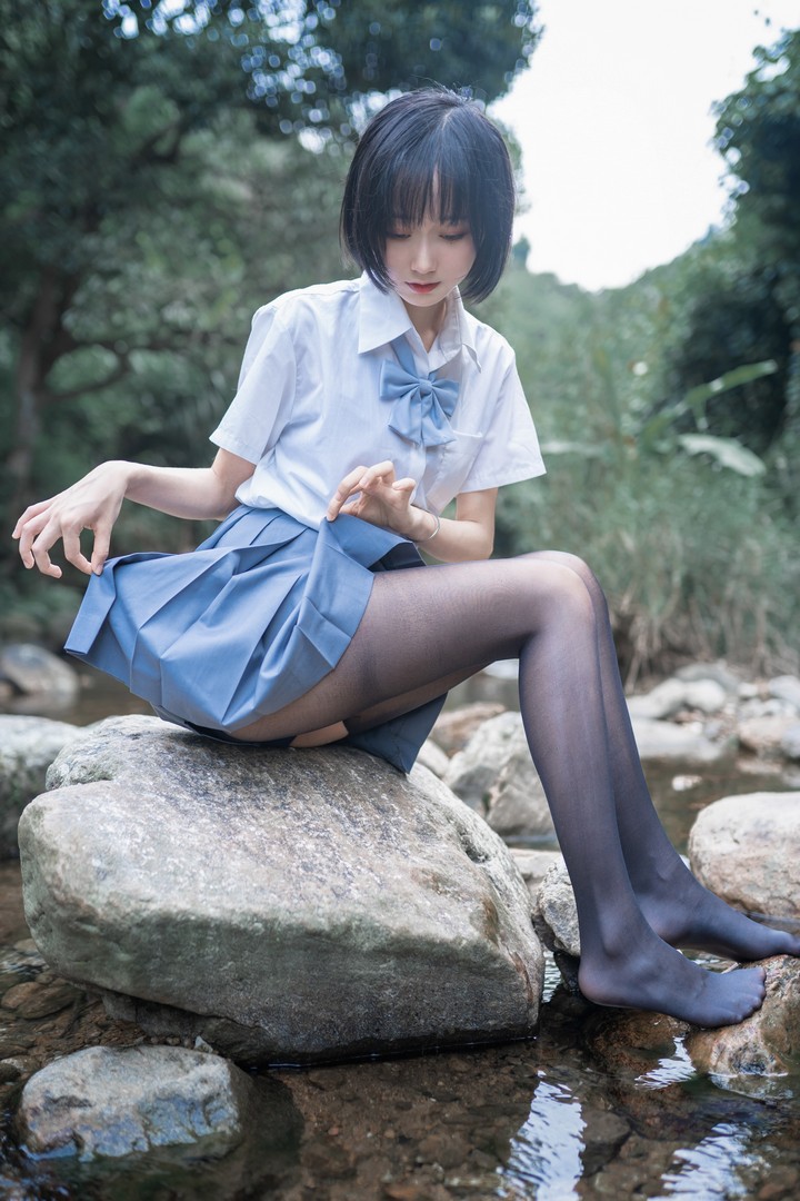 Coser@木绵绵OwO VOL.014 木绵绵 水色溪边制服预览图