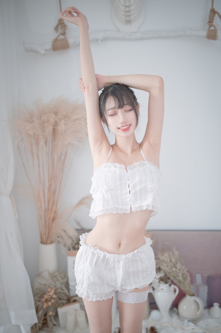 Coser@周叽是可爱兔兔 VOL.012 白色睡衣[23P/196MB]预览图