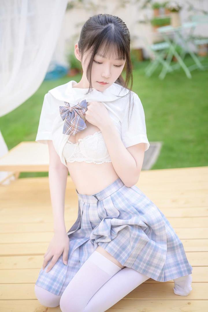 Coser@香草喵露露 VOL.029 阳光庭院制服[50P／714MB]预览图