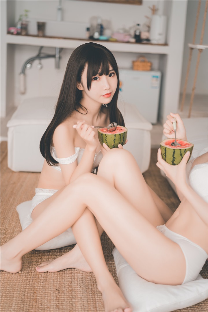 Coser@面饼仙儿 VOL.134 饼饼和香草喵 [23P-247MB]预览图