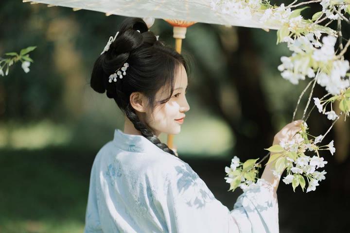 [YITUYU艺图语]2023.08.23 樱花树上的少女 折子语-阿语[39+1P／436MB]预览图