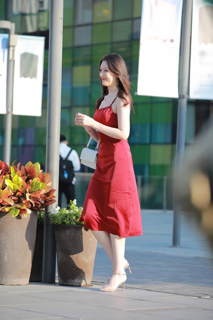 精选街拍Ⅱ作品 VOL.4692 亮眼丝质红裙[72P／122MB]推荐预览图