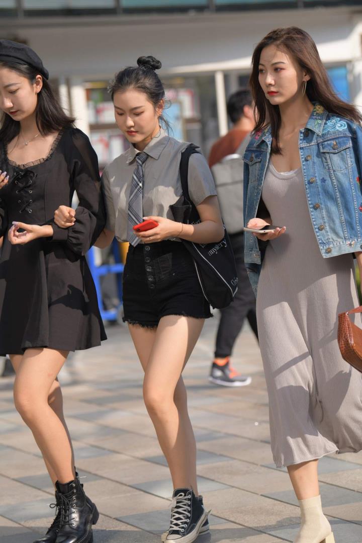 精选街拍Ⅱ作品 VOL.4694 青春靓丽牛仔短裤[28P／65MB]推荐预览图